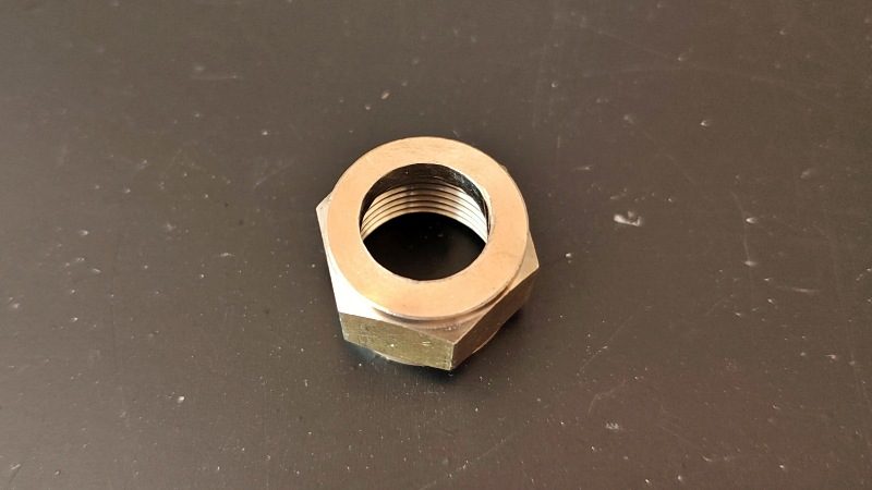 12mmの穴を空けます