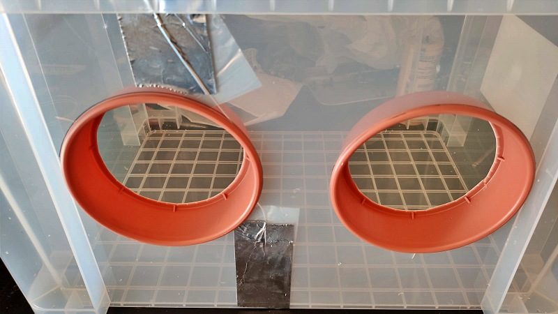 コンテナに空けた穴にカットしたプランターを差し込み固定