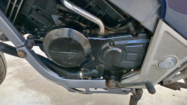 エンジン左側。下手な塗装が目立ちます